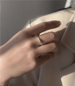 Anello a spirale minimalista in argento sterling S925 con perline indossato sulla mano