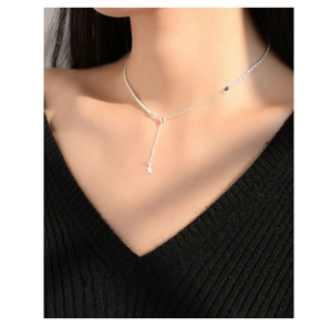 Nahaufnahme der minimalistischen S925 Silber Sternanhänger-Halskette am Modellhals