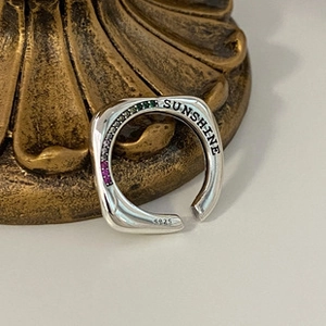 Détail d'une bague carrée en argent S925 avec pierres colorées et gravure SUNSHINE