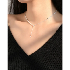 S925 Sterling Silber Sternenkette funkelnde Halskette am Hals des Models getragen