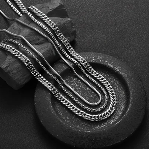 Ensemble de colliers multicouches en acier inoxydable argenté sur pierres noires
