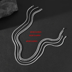 Détails de trois chaînes argentées de 60cm incluant maille cubaine, serpent et tressée