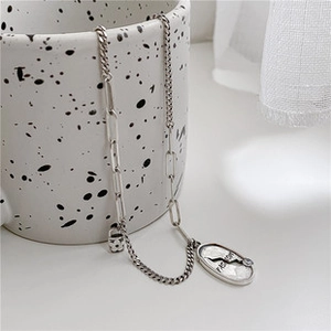 Collier argenté avec maillons trombones, pendentif fashion et petit charm de cadenas ciselé