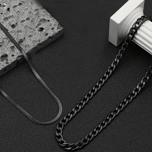 Colliers en acier titane plaqués or 18 carats à trois couches avec finition noire chic