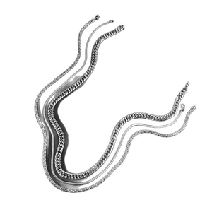 Ensemble de colliers argentés avec mailles serpent et épi sur un fond blanc épuré
