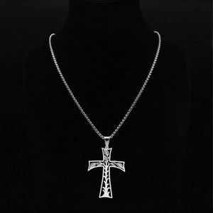 Collana a croce vintage in acciaio inossidabile con motivo albero su supporto nero