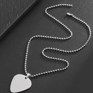 Collana minimalista a sfere in acciaio inossidabile con ciondolo a plettro lucido su grigio