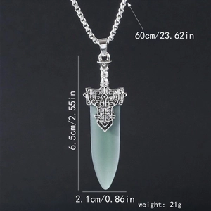 Vue macro du pendentif épée vintage avec lame verte et poignée en argent gravée