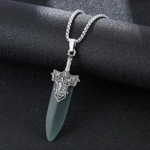 Collier Pendentif Épée Vintage pour Hommes Femmes en Acier Inoxydable Style Street Ethnique Motif Celtique Néphrite Jade Épée Bijoux