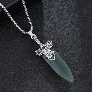 Pendentif épée vintage avec lame vert foncé et chaîne en métal argenté pour femmes