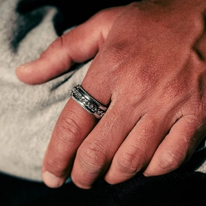 Men's minimalist stainless steel rotatable ring with vintage silver chain link texture