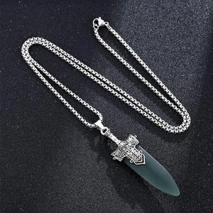 Collier pendentif épée vintage avec lame vert foncé et manche en argent gravé