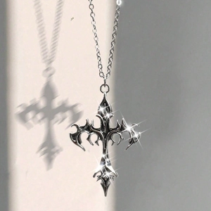 Collier avec Pendentif Croix Épineuse Gothique Acier Inoxydable Rétro Flamme Totem Punk Esthétique Sombre Argent Bijoux Unisexe