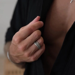 Men's minimalist rotatable stainless steel ring with vintage chain link pattern