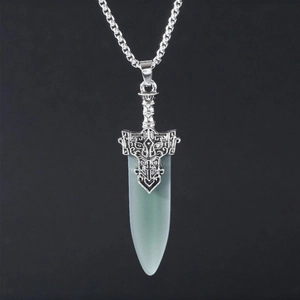 Détail du pendentif épée rétro avec imitation jade verte sur une chaîne métallique