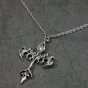 Collier avec pendentif croix flamme gothique vintage en finition argent antique