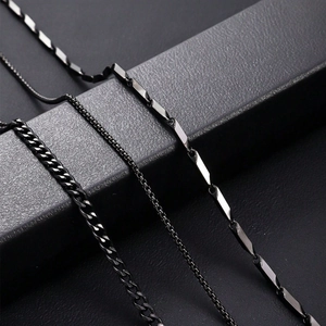 Trois colliers minimalistes en acier titane avec chaînes gourmette et box sur cuir noir