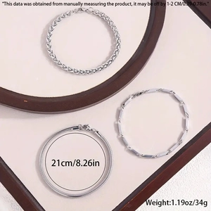 Détail d'un ensemble de bracelets en acier argenté avec chaînes épi, serpent et maillons