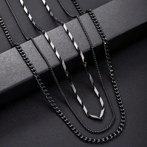 Collier en acier titane avec losanges noirs mats pour un style industriel et moderne