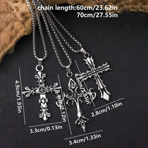 Trois pendentifs croix gothiques argentés style vintage punk sur fond de roche sombre