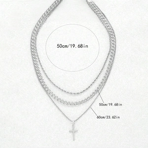Détail du collier triple rang en acier inoxydable argenté avec indications de longueur