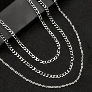 Trois modèles de chaînes Figaro et maille gourmette en acier inoxydable sur cuir noir