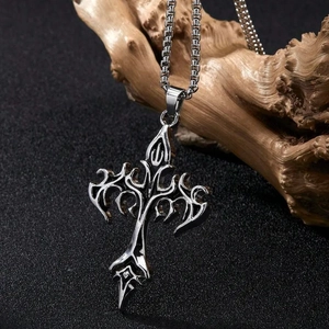 Collier pendentif croix gothique en argent avec gravure de flammes sur surface texturée noire