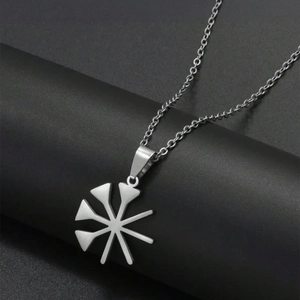 Minimalistische silberne Titanstahlkette mit geometrischem Sternanhänger auf schwarzer Stütze