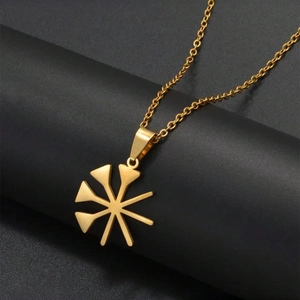 Detailaufnahme eines goldenen geometrischen Sonnenstrahl-Anhängers an einer Edelstahlkette