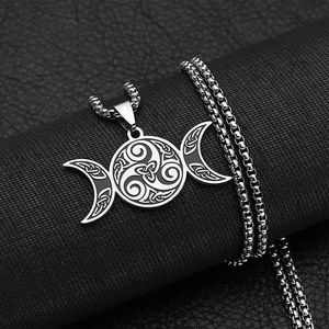 Collier avec pendentif triple lune en acier inoxydable avec triskele et nœud celtique
