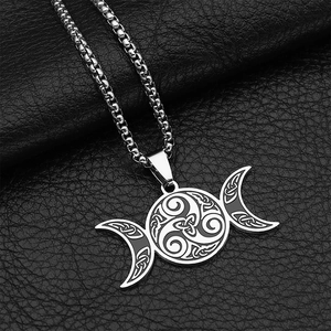 Collier pendentif Triple Lune en acier poli avec nœud celtique et motif Triskele