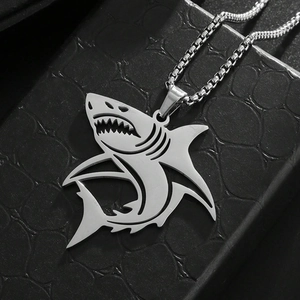 Collier avec pendentif requin punk en acier inoxydable avec design creux et fini argent