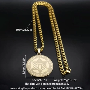 Makro-Detail des goldenen Hexagramm-Anhängers mit Panzerkette und Maßangaben