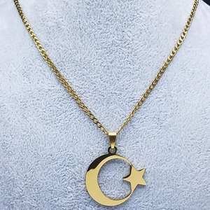 Collier minimaliste en or avec pendentif étoile et lune et chaîne gourmette fine