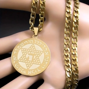 Goldene Davidsstern-Halskette mit hebräischen Schriftzeichen und grober Panzerkette