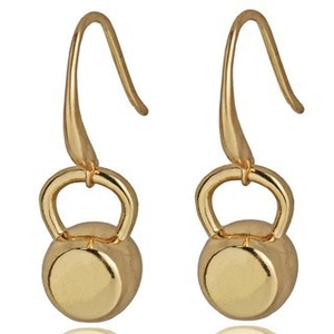 Boucles d'oreilles pendantes dorées en forme de kettlebell avec finition miroir polie