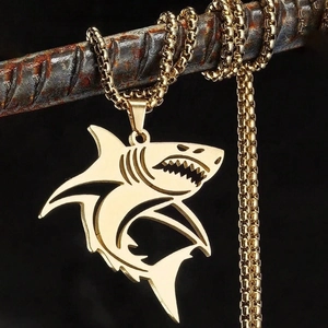 Pendentif requin punk doré pour homme suspendu à une barre industrielle texturée