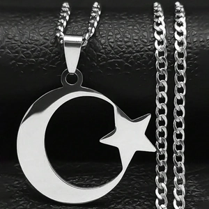 Collier minimaliste lune et étoile en argent sur fond de cuir noir texturé