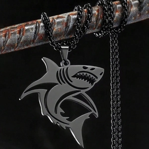 Collier avec pendentif requin en acier inoxydable noir mat sur barre en acier industriel