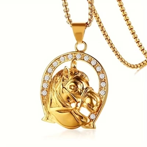 Golden horseshoe necklace with diamond-encrusted horse head pendant for hip hop style