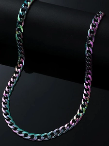 Vue détaillée d'un collier à maillons cubains en acier inoxydable arc-en-ciel poli miroir