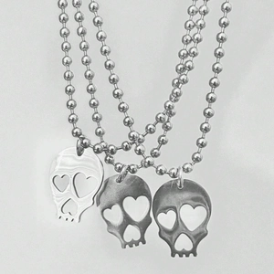 Collier Pendentif Tête de Mort Yeux Coeur en Acier Inoxydable Punk Gothique Argent Creux Tête de Squelette Bijoux Homme Femme
