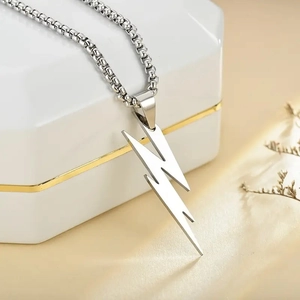 Collana con ciondolo a fulmine in argento lucido con catena box su un portagioie bianco