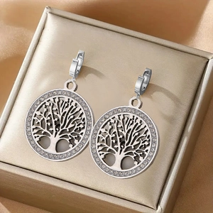 Gros plan de boucles d'oreilles Arbre de Vie avec cristaux dans un coffret cadeau chic