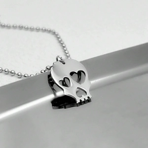 Collier avec pendentif tête de mort aux yeux en cœur argenté poli sur chaîne à perles