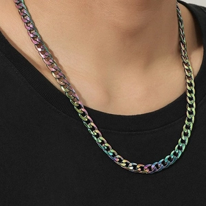 Collier chaîne Cuban link arc-en-ciel en acier inoxydable porté sur un t-shirt noir
