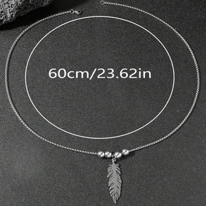 Collana con ciondolo a piuma, catena box d'argento e dettagli in perle, 60cm