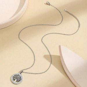 Gros plan du collier arbre de vie en argent avec cristaux blancs sur fond beige