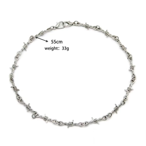 Détail du collier à épines de 55 cm montrant le style punk et les spécifications de poids