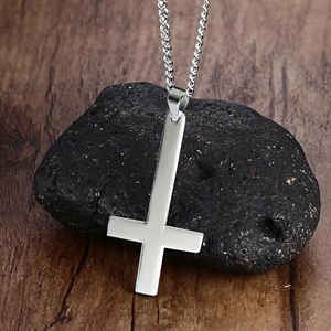 Collier avec pendentif croix inversée en acier inoxydable poli sur socle en pierre volcanique